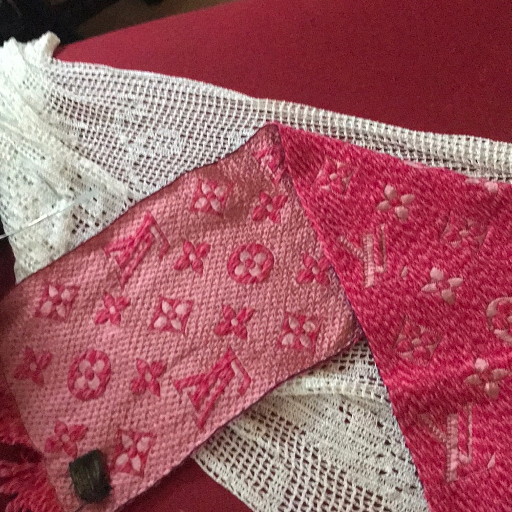 Never been used Louis Vuitton scarf